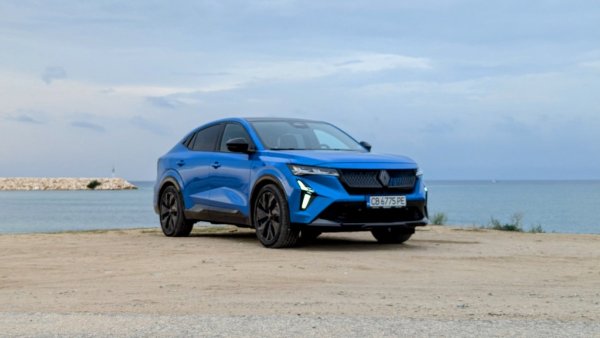Спрямо 2023 година: 13.2% 

Двата най-доходни модела в гамата на Renault имат и най-голям ръст в България тази година - кросоувърът Austral и лекотоварният Master (+35% всеки). Търсенето за Clio и Captur също е пораснало с двуцифрени числа. На този фон спадът от 10% при баничарката Express едва ли е тревожен. 

Най-продавани модели:
Clio - 1040
Master - 737
Express - 595
Megane - 372
Austral - 328
Captur - 249
Trafic - 248
