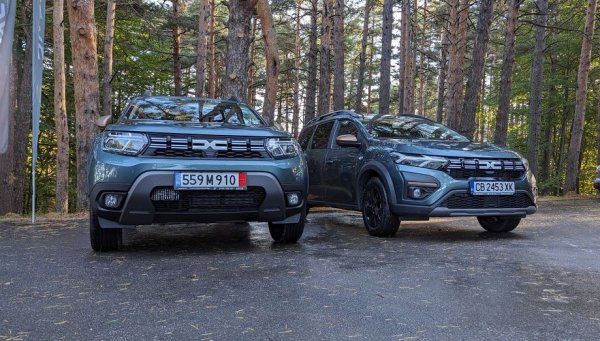 Спрямо 2023 година: 21.7% растеж

Румънската марка, която през миналото десетилетие бе лидер в България, сега расте с темпо над средното за пазара, движена напред най-вече от 7-местния Jogger (+84% спрямо 2023, и 216 нови регистрации само през ноември). Търсенето за Sandero остава стабилно, а Logan почти удвоява продажбите си на годишна база. Duster досега изоставаше в очакване на новото поколение, но в последните месеци наваксва. Сериозен спад има само при електрическия Spring - отчасти заради чакането на новия модел, отчасти заради паралелния внос от Румъния на субсидирани автомобили. 

Най-продавани модели:
Sandero - 1360
Jogger - 1281
Duster - 962
Logan - 506
Spring - 106
