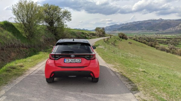 Спрямо 2023 година: 14.9% растеж

Лидер у нас в предишните две години, Toyota добавя нови 15% към продажбите си през тази - и въпреки това отстъпва първото място. Чувствителен спад има само при C-HR (-36%), но пък Corolla расте с 40 на сто, Yaris Cross - със 74%, а обикновеният Yaris отчита ръст от 113% - третият най-висок сред популярните модели у нас след BMW 5 Series и Ford Focus. 

Най-продавани модели:
Corolla - 1752
C-HR - 778
Yaris - 696
Yaris Cross - 638
RAV4 - 612
Hilux - 306
Aygo X - 141
