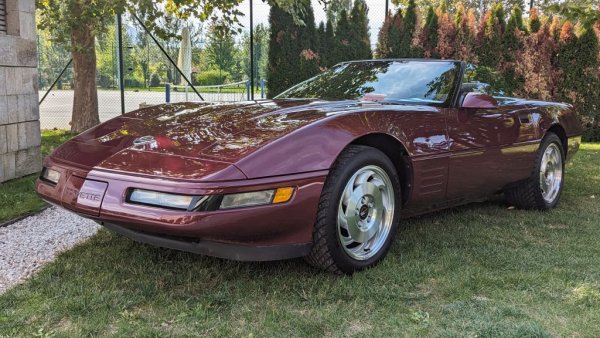 Година: 1993
Четвъртото поколение на легендарния Corvette дебютира през 1983 и остава на пазара цели 13 години, разчитайки на мощния LT5 двигател. През 1990 тази кола чупи световния рекорд за най-висока средна скорост по време на 24-часов тест - 282 км/ч. Изложеният в Правец екземпляр е от лимитираната серия 40th Anniversary, пусната през 1993 в 6749 бройки и с цена, с 1500 долара по-висока от стандартната. 
