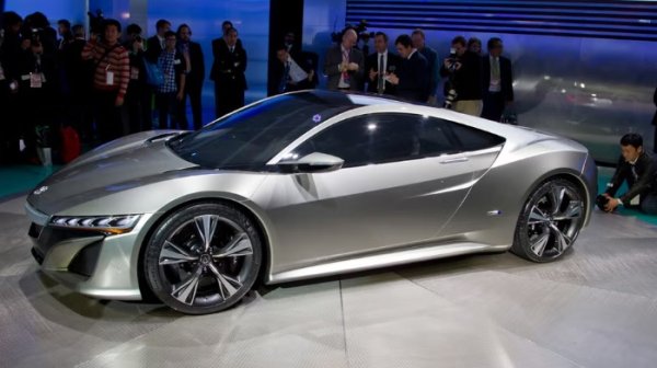 Honda и Acura са известни със своите концептуални автомобили, които са повече прототип. NSX не е изключение. Пропорциите на двигателя в средата, изцяло LED светлинна лента и огромни (за 2012 г.) джанти изглеждаха ефектни, когато бяха представени на изложението в Детройт през 2012 г. Срийният автомобил се появи дълги пет години по-късно, но изненадващо имаше същата форма.
