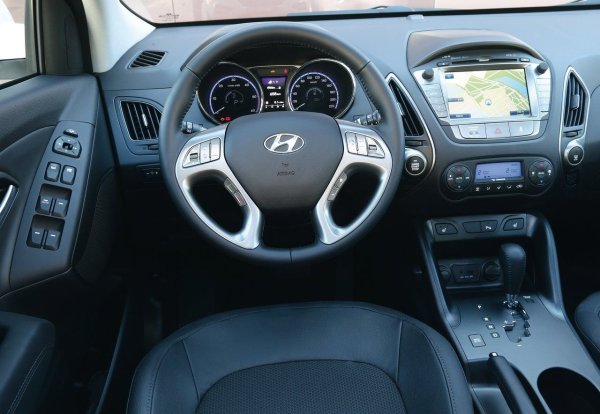 Интериорът е просторен, особено отпред &ndash; може да е по-тесен отзад, а видимостта отзад е ограничена от масивни колони. Материали в салона са със средно качество, но монтажът е внимателен. С течение на времето пластмасите и воланът се износват, тапицерията на седалките се напуква, а пяната в седалките се разпада.