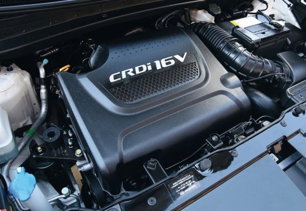 Изборът на двигател е решаващ тук. Бензиновият 2.0 с индиректно впръскване консумира до 15 л/100 км в града и има глава, която не е много устойчива на LPG, така че газовата система не е препоръчителна. По-добър избор сред бензиновите двигатели е базовият 1.6 GDI с 135 к.с. &ndash; той е по-икономичен и по динамика не е много по-слаб от по-големите мотори. 