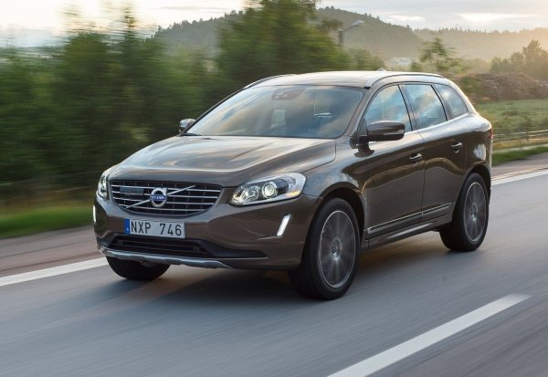 Първото поколение Volvo XC60 е моделът, който помогна на марката да премине от производител на комби към производител на SUV. За около 10 000 евро можете да намерите екземпляр от 2013-2016, често с широка гама оборудване, включително автоматичен климатик, бордов компютър, алуминиеви джанти и пълен пакет за безопасност с шест въздушни възглавници. Автомобилът получи пет звезди в тестовете на Euro NCAP, а иновативна система за предупреждение за сблъсък беше предложена още в началото.