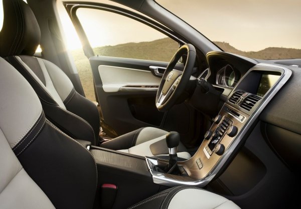 Интериорът в скандинавски стил е елегантен, прост и ергономичен. Удобни седалки, добре оформен диван и солидна шумоизолация осигуряват комфорт на премиум ниво. Каросерията не корозира, качеството на материалите и монтажа е високо, въпреки че с времето тапицерията на седалката се напуква.