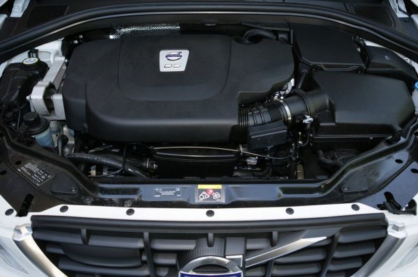Дизеловите двигатели доминират под капака, защото през онези години Volvo се фокусираше основно върху такива задвижвания. 2.4-цилиндровите петцилиндрови двигатели са налични в много варианти &ndash; от 163 к.с. във версиите D3 и 2.4D до 220 к.с. в най-високия клас D5 AWD. От 2015 г. се използва четирицилиндров 2.0 дизелов двигател с 150 к.с. във версията D3 и 181-190 к.с. в D4. 