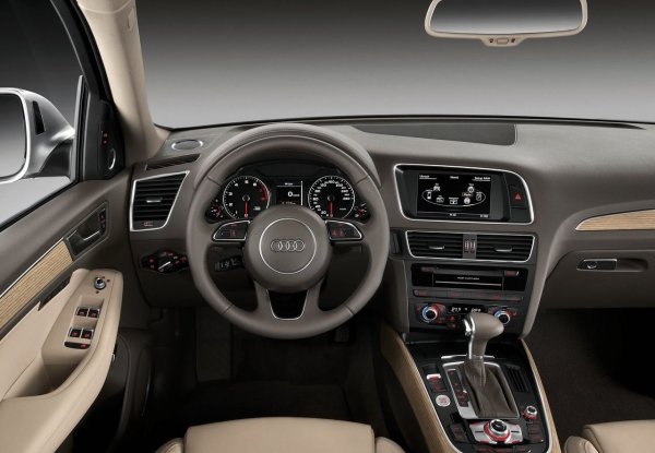 Интериорът е практичен и завършен с материали на най-високо ниво. Просторен отпред, с удобни седалки и прозрачен инструментален панел. Отзад използването на средната седалка е затруднено от масивния тунел. Багажникът е регулируем, а под пода има резервна гума. Тялото не корозира, звукоизолацията е примерна.