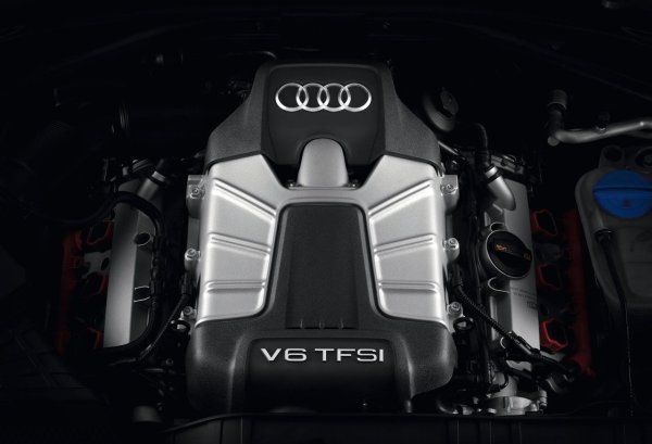 Изборът на двигател в Q5 изисква внимание. Второто поколение бензинови двигатели 2.0 TFSI с мощност 180-230 к.с. имат проблем с прекомерно изгаряне на масло поради твърде тънки скреперни пръстени &ndash; смяната струва около 1000 евро. През 2011 беше представено третото поколение 2.0 TFSI двигател с по-добър бутален дизайн. V6 бензиновите двигатели &ndash; атмосферен 3.2 FSI с 270 к.с. и механично компресиран 3.0 TFSI с 272 к.с. &ndash; са издръжливи, макар и с горивен разход. В двата случая има вериги, свързващи разпределителните валове.