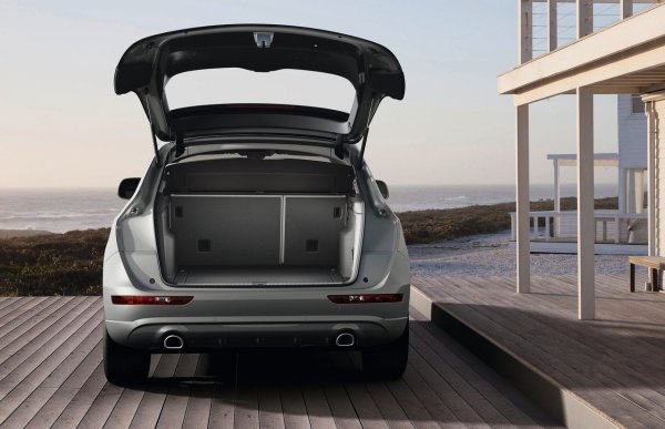 Окачването Q5 служи до 150 000 км &ndash; смяната на алуминиеви предни контролни рамена също не е от евтините. Има повреди на безключовата система, централното заключване, контрола на отоплението на прозореца и капака на багажника, както и мотора на вентилатора. При дизеловите двигатели DPF сензорите често се повреждат. 

Фейслифтът от средата на 2012 донесе ксенонови фарове с LED джанта, нов волан, обновен панел на климатика и навигационна система, както и въвеждането на хибридна и спортна версия на SQ5 TDI.
