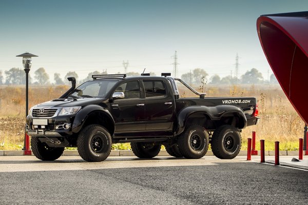 Toyota Hilux 6x6 от българските фирми Overdrive и Vromos	