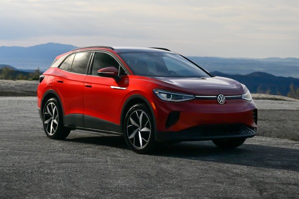 Volkswagen ID.4 отдавна се смята за "достатъчно добър" електрически автомобил, но въпреки постоянните подобрения, никога не е успявал да предизвика възхищение от критици или собственици. Повечето са съгласни, че на този модел му липсва характер. Въпреки че пробегът и мощността постепенно се увеличават, а досадната мултимедийна система уж е обновена, общото впечатление остава безлично. Точно това е случаят, когато колата не предизвиква силни емоции &ndash; нито положителни, нито отрицателни.