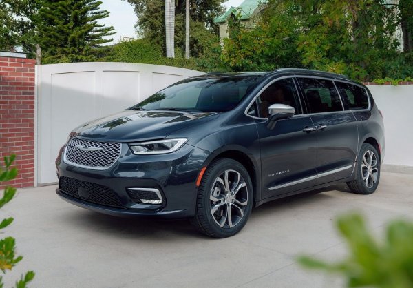Chrysler Pacifica Hybrid е друг пример, в който добра идея се сблъсква с реалността. Базовата бензинова Pacifica е стандарт за практичност за големи семейства. Въпреки това, хибридната версия страда от проблеми с надеждността, свързани основно с задвижващата система и електрониката. За миниван, чиято основна стойност е надеждността, това е критичен недостатък. Освен това хибридната версия загуби собствената система за трансформация на седалките Stow 'n Go, защото батерията зае нейното място.