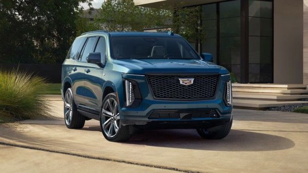 Cadillac Escalade винаги е бил символ на статус - голям, скъп и впечатляващ. Неговият образ не е избледнявал от години. Но какво се случва, когато собственикът остане сам с него? Оказва се, че маневрирането и паркирането на толкова голяма кола е истинско предизвикателство. А разходът на гориво, достигащ 18 литра на 100 км, бързо ви кара да се замислите за ползите от такава покупка, дори въпреки престижа.

