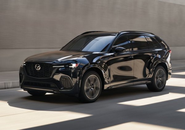 Хибридната Mazda CX-70 е ярък пример за неуспешен компромис. Това е по същество модел CX-90, но с два реда седалки вместо три. Такова решение изглежда логично само на хартия. Собствениците, от друга страна, получават тромава хибридна система, при която трансмисията се държи странно дори в изцяло електрически режим, и неудобна инфотейнмънт система на цена, близка до премиум конкурентите.