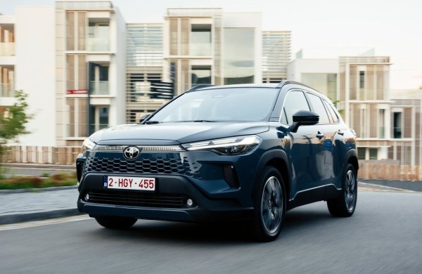 Toyota Corolla Cross трябваше да съчетае надеждността на Corolla с практичността на кросоувър, но резултатът беше разочароващ. Вместо удобно семейно превозно средство, тя се оказа обикновен бюджетен автомобил, лишен от динамика и удоволствие от шофирането. Купувачите, които очакваха повече от просто по-голяма версия на Corolla, останаха разочаровани.