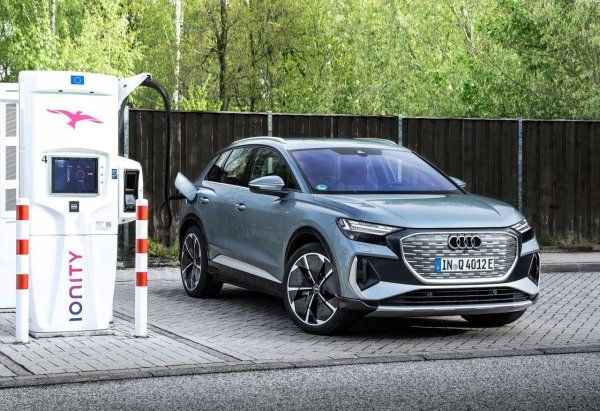 Позициониран като масово произвеждан електрически модел на марката, Audi Q4 E-Tron не успя да впечатли нито като премиум автомобил, нито като ефективен електромобил. Интериорът издава произхода си от Volkswagen, а бавната скорост на зареждане на обществените станции е разочароваща. Резултатът е автомобил, който не успява в нито една от категориите.
