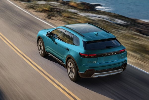 Honda Prologue беше резултат от неочаквано сътрудничество с General Motors. Въпреки че това позволи на японския производител бързо да навлезе на пазара на електрически автомобили, собствениците получиха продукт без маркови подписи. Твърдото окачване, лошата видимост и неясната динамика създават впечатлението, че това е автомобил на Honda само по име.