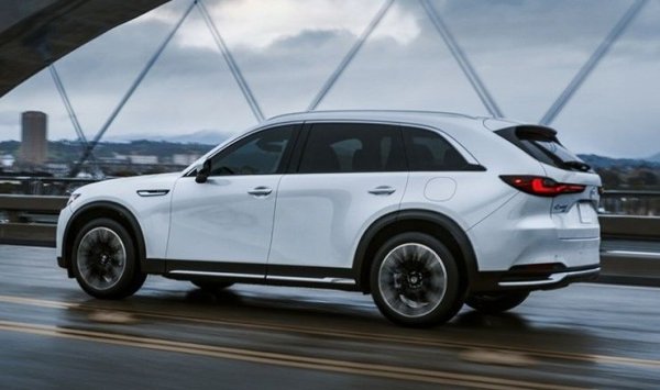 Mazda CX-90 Plug-In Hybrid, въпреки амбициите си за премиум сегмента, също не оправда очакванията. Третият ред седалки се оказа твърде тесен, а хибридната система е нестабилна и небалансирана. Електрическият режим изисква изключително внимателно управление на педала на газта, иначе бензиновият двигател продължава да се включва, разваляйки цялото усещане от шофирането.

