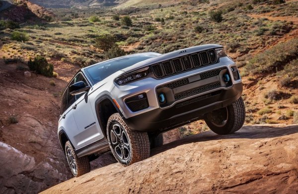 Последен списъка е Jeep Grand Cherokee 4xe. Собствениците на джипове са известни с толерантността си към недостатъци, но този модел вече е прекрачил границата. Хибридната система почти няма ефект върху икономията на гориво, но добавя значителни разходи и прави шофирането на ниски скорости неудобно. Поради цената, която е значително по-висока от базовия модел, собствениците не получиха очакваните ползи, а само нови проблеми.
