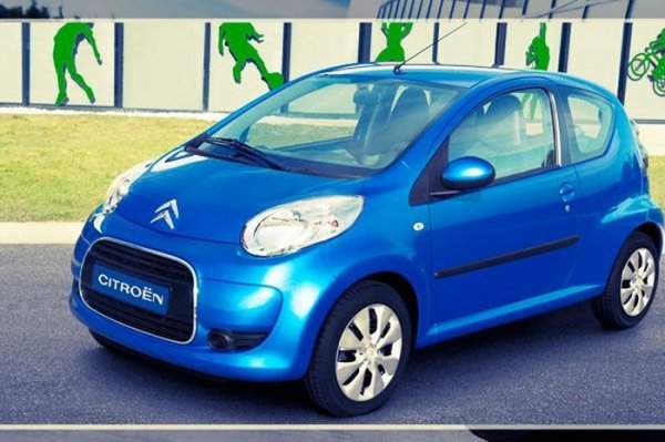 <p><strong>Топ 10 на най-компактните коли, според Forbes<br /><br />5. <a href="http://www.automedia.bg/news/article_15286.html">Citroen C1 </a></strong><br /><br />Дължина 3430 мм, широчина 1630 мм, височина 1460 мм<br />Тегло: 835 кг<br />Максимална скорост: 157 км/ч<br />Цена: $12 000<br /><br />Четириместен  автомобил, съвместно творение на PSA и  японския концерн Toyota (Toyota Aygo, Peugeot 107 и <a href="http://www.automedia.bg/news/article_15286.html">Citro&euml;n C1</a><a>)</a>. Той се произвежда от 2005  г. в завод в Чехия. Това е типично женски автомобил, каквато е и  неговата концепция. Въпреки малките си габарити, отвътре има сериозно  пространство. Салонът му е с доста оскъдно обзавеждане, като се виждат  единствено километраж с големи цифри и дисплей на бордовия компютър.  Като цяло седалките му са много удобни и предлагат добър поглед върху  пътя.</p>