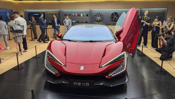 Тук няма никаква новост: видяхме Yangwang U9 още на салона в Женева преди повече от година. Но си струва да отбележим най-бързата китайска кола в историята, с 1305 конски сили и максимална скорост 391.94 км/ч. Yangwang, ако сте забравили, е поделението за луксозни автомобили на BYD. 
