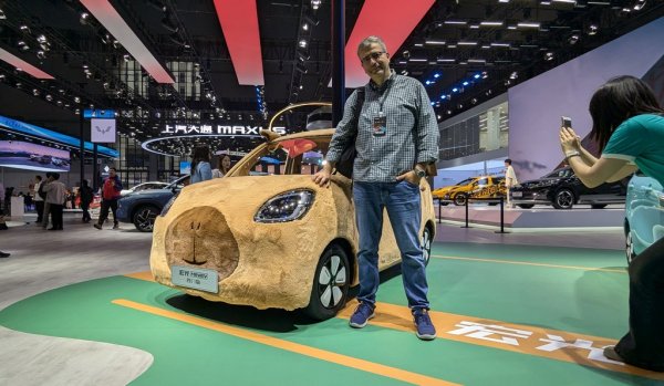 Не всички в Шанхай се вземат чак толкова насериозно. Wuling представи тази единична версия на електромобилчето Mini, която и отвътре, и отвън е превърната в плюшено мече. 


