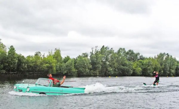 Отвъд военните превозни средства като Schwimmwagen на Вермахта и Alvis Stalwart, има само Amphicar (на снимката), въпреки че можете да си направите Dutton Surf от старо Suzuki Jimny.