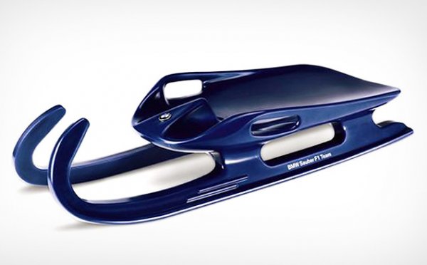 <p><em>Големите автомобилните компании предлагат алтернатива за зимата</em><br />   <span class="rest"><b style=""><br /></b></span><span class="rest"><b style=""><span lang="EN-US" style="">BMW<br /><br /></span></b></span><span class="rest">Компанията  също пусна своя шейна на пазара, при това  още във времето, когато  разполагаше със собствен отбор във Формула 1.  Шейната е от пластмаса и  носи името </span><span class="rest"><span lang="EN-US" style="">BMW F1 Team</span>.   Нейната цена не никак за пренебрегване &ndash; 300 евро, но по-важното е, че   вече не се произвежда и може да бъде закупена само на някой аукцион... </span><span class="rest"><b style=""><span lang="EN-US" style=""><br /></span></b></span></p>