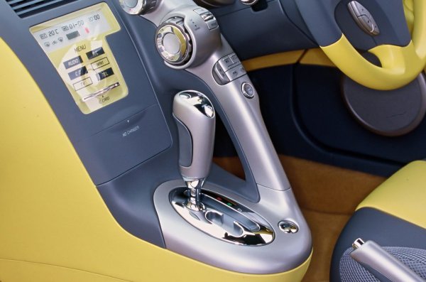 За да може колата да се справи с всякакви пътни условия, водачът може да избере подходящия режим с помощта на селектора Multi-control Grip. Приблизително същото като Terrain Response на Land Rover, само че няколко години по-рано.
