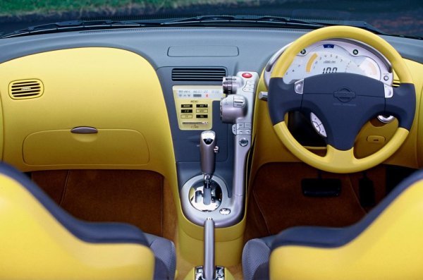 В кабината, в допълнение към ярко жълтите вложки и луксозните спортни седалки, може да се намери цялата модерна електроника от онова време: LCD арматурно табло, климатичен контрол, телевизор, навигационна система и проекционен дисплей, който показва данни за скоростта на предното стъкло.
