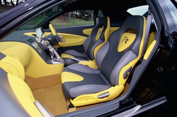 Изборът на скоростна кутия от състезателна гледна точка изглежда странен - това е V-верижен вариатор с шест виртуални предавки. По-скоро инженерите на Nissan искат отново да покажат най-прогресивната си трансмисия за онези години. И въпреки че CVT не са използвани при спортни автомобили Nissan, при други модели този тип скоростна кутия продължава да е актуален. Концепцията дава възможност и за ръчно превключване между шестте виртуални скорости.
