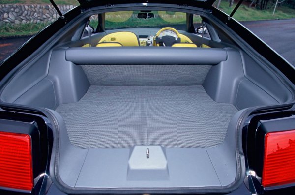 Някои от решенията, внедрени в тази концепция, все пак намират своята серийна реализация - най-много паралели могат да се направят между интериора на Trail Runner и първия 350Z.
Това е архитектурата на арматурното табло и дизайна на багажното отделение с мощна напречна подпора. В същото време цветовата схема на интериора и плавните линии създават подчертано неагресивно настроение. Въпреки това серийният 350Z беше по-спортен и агресивен по дух.
