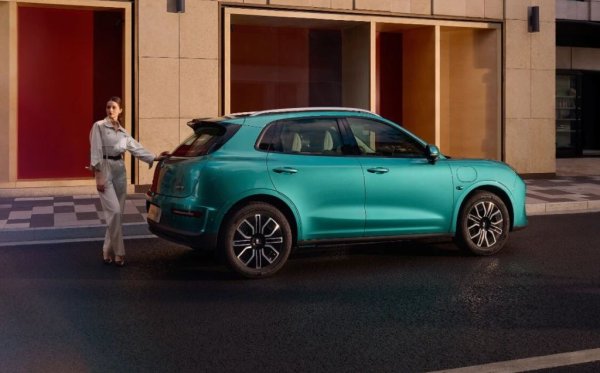 Електрическата версия, която дебютира в Китай, има пет места, дълга е 4.47 метра, широка 1.83 и висока 1.64. Междуосието е впечатляващо голямо за автомобил с такива габарити - 2.72 метра, с 2 см по-дълго от това на Nissan X-Trail, което обещава доста вътрешно пространство. 
