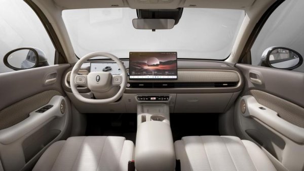 Интериорът е доминиран от голям (14.6 инча) централен дисплей на мултимедийната система и един по-малък екран за приборите пред шофьора. В салона ще откриете доста прилики с актуалните модели на MINI, което не е голяма изненада, защото електрическите версии на Cooper и Aceman всъщност се произвеждат от джойнт-венчъра на BMW и GWM в Китай. 
