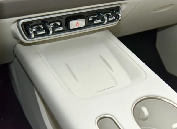 Салонът на Ora 5 използва качествени на вид материали и има премиум излъчване. Китайците предлагат три варианта за цвета - изцяло черен, или двуцветен с кремава основа и черна или кафява тапицелия за вратите и таблото. 
Предните седалки са електрически, с отопление и вентилация. 
