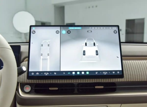 Първоначално Ora 5 се предлага в Китай само като електромобил, с мотор на предната ос, развиващ 204 конски сили максимална мощност. Има избор между две различни батерии, като по-малката е литий-желязофосфатна, а по-голямата има капацитет около 70 кВтч и дава пробег до 600 км с едно зареждане. Това са все още неофициални данни. 
