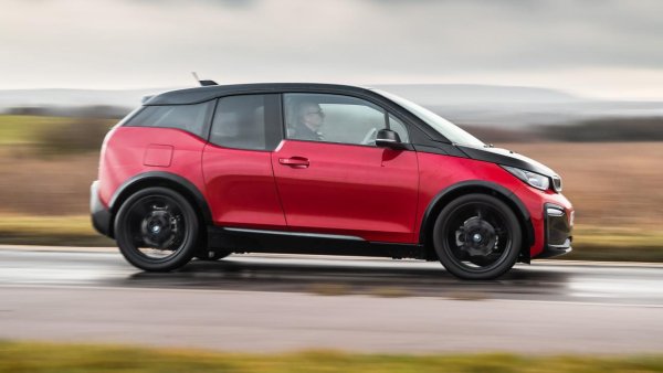 Един изключително задълбочен, добре обмислен подход към темата за електромобилите. Вместо да заложат на голяма батерия, огромно тегло и смайващо ускорение по права линия, баварците избраха конструкция от въглеродни влакна и алуминий, дизайн с необичайно ниско въздушно съпротивление и максимална ефективност. Отвътре i3 e приятно опростено. В началото се предлагаше и с бензинов удължител на пробега, но по-късните версии имат 270 км обхват с едно зареждане на батерията. За жалост този висш инженерен подход сега отстъпва място на практичните съображения, и на мястото на новаторското i3 ще получим конвенционалното, но по-евтино за производство iX1.
