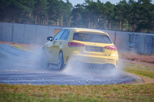 Другата сериозна новост са по-твърдите и устойчиви централни сегменти. Те се деформират много по-малко от досегашните. А това пък позволява надлъжните канали да не са чак толкова широки, и увеличава контактната повърхност. 
