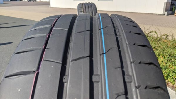 Самият профил на гумата е изключително необичаен - асиметричен и адаптивен, тоест променящ се според условията. Ако се движите по права линия, „отпечатъкът" на гумата завършва в точката на най-високото оттичане на вода в профила, за да осигури отлично сцепление при спиране, ускоряване и завиване на мокро. 
