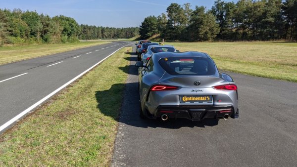 Ако обаче завивате с висока скорост на сух асфалт „отпечатъкът“ се измества към външното рамо, което е проектирано по такъв начин, че да пренася максимални сили за стабилно управление. Тази промяна се контролира от новите „заключващи" елементи във външното рамо. 
