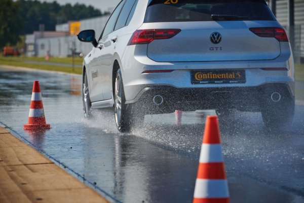 Третата тайна на тази гума - тайна в съвсем буквалния смисъл - е в специалната каучукова смес, наречена Black Chili. Загадъчните й съставки осигуряват на гумата достатъчно еластичност и сцепление и на мокро, и при високите температури на суха писта. Убедихме се и в това на скоростното трасе на Contidrom. 
