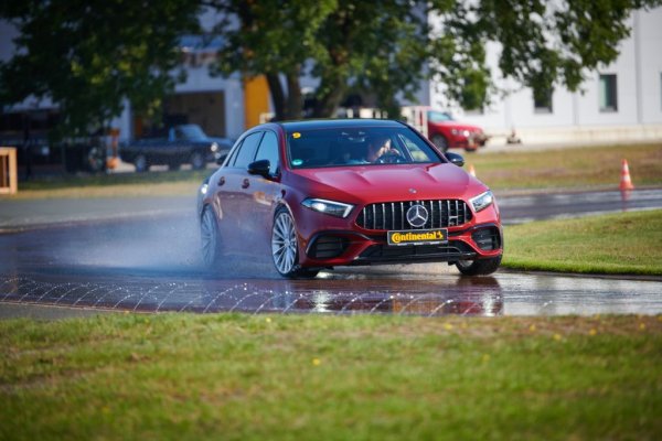 За съжаление няма как да тестваме на място другия силен коз на тази гума: че е по-устойчива на износване и със 17% по-дълъг живот от досегашната. Засега ще го приемем на доверие. 
Но се убедихме в друго: конкуренцията във високия клас гуми е безмилостна, и големите производители инвестират много, за да правят продуктите си все по-добри. Три-четири години в този сегмент са равнозначни на цяла епоха. Затова за онези от нас, които обичат спортното каране, е ключово да са в час с новостите. 
