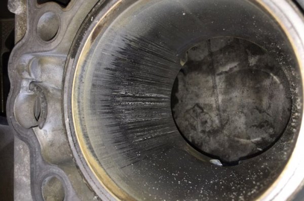 В модерните двигатели споменатите "микрозаварки" между детайлите стават в три случая:
- По-голямо от предвиденото разширение на буталото, резултат от прегравяне на мотора.
- Голямо претоварване на още незагрял двигател, когато нагряването и разширяването на буталата настъпва по-бързо, отколкото това на цилиндрите. 
- Недостатъчно смазка между буталата и цилиндрите
По-склонни към преждевременно надиране са онези двигатели, при които няма специална дюза за подаване на масло към дъното на буталото. Такава система отвежда от буталото между 30 и 50 процента от топлината, и го охлажда забележимо. 
До надирания се стига и заради неграмотна употреба на пускови течности, които отмиват смазката от стените на цилиндрите. При това на двигателя се дава рязък старт и високи обороти. 
Рисков момент е и запалването след дълъг престой на място, защото с течение на времено масленият слой се изпарява от стените на цилиндрите. Тогава върху детайлите може да се образува и корозия - също причинител на надирания. 
