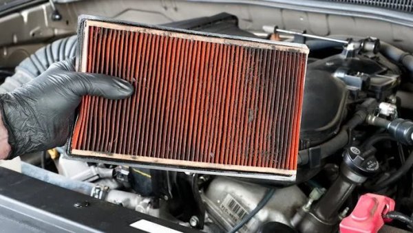 Друг типичен причинител на надирания по цилиндровите стени и буталата е попадането на пясък вътре в цилиндрите. Това може да стане чрез всмукателния колектор, но също и през отверствията на свещите. Затова преди демонтиране на свещите горещо се препоръчва да се почисти мърсотията около кладенчето им. 
Колкото до всмукателния колектор, по него пясъкът може да проникне дори отвъд бариерата на дроселовата клапа. Остарели и напукани гумени уплътнения улесняват много този процес. 
Нерядко самите собственици на автомобила причиняват попадането на пясък при подмяна на въздушния филтър и неправилно монтиране на новия. 
