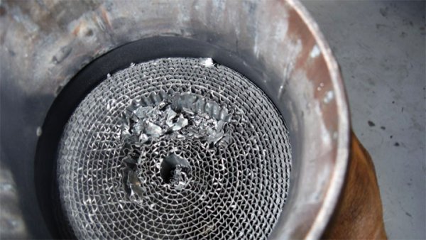 Това е относително нова, но много сериозна заплаха. В двигателя нерядко попадат и керамични компонетни от разрушаващия се каталитичен конвертор (катализатор). Тук вината е поравно на крадците на катализатори и на властите, затягащи постоянно екологичните стандарти. При по-старите коли катализаторът бе отдолу под автомобила, безопасно отдалечен от двигателя. Но качването му под капака, максимално близо до мотора, едновременно повишава ефективността му заради по-високите температури, и го прави по-труден за кражба. Затова днес почти всички производители го монтират именно там, на 20-30 см от изпускателните клапани. 
Но това води и до проблем. Керамичната съставка на катализатора започва да се разтрошава между 50,000 и 150,000 км пробег. Оттам частици от нея не е изключено да попаднат в цилиндрите при отварянето на клапаните. Особено висок е този риск при двигатели с променливо газоразпределение или със система за рециркулация на отработилите газове (или и двете едновременно). 
