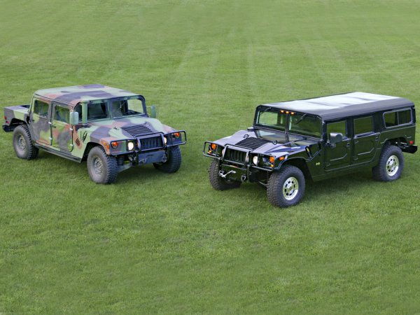 Култовият всъдеход, който беше символ на статус за редица мачовци, започва живота си като специален проект за американската армия, наречен High Mobility Multipurpose Wheeled Vehicle (HMMWV, което при произнасяне звучи като Humvee). Машината печели търга на правителството, в който участва още един знаков всъдеход - Lambo LM002, като от 1984 до момента са произведени близо 300 000 армейски машини