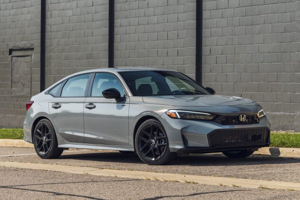 Моделът отбеляза ръст от 21% спрямо 2023-та, което го направи най-продаваният компактен автомобил в страната и беше достатъчно, за да му осигури място в Топ 10 на бестселърите. Civic Hybrid се присъединява към гамата за моделната 2025.
