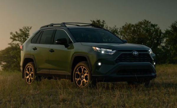 RAV4 царува като най-продаваният автомобил, който не е пикап, с ръст от 9% в сравнение с 2023 година. И това е въпреки факта, че настоящото поколение остарява и е на път да бъде заменено.
