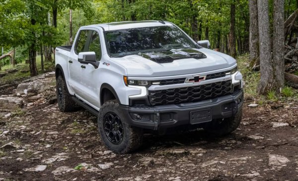 Продажбите на лекотоварния Silverado нараснаха през 2024, но тези на тежкотоварните версии намаляха. Тази обща сума не включва 7428 бройки от Silverado EV, които бяха реализирани миналата година.
