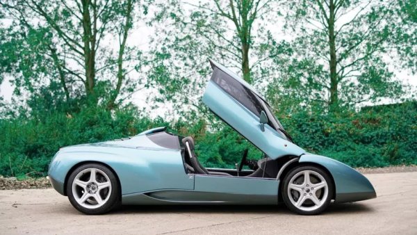 Вратите с козирка или навес могат да бъдат намерени само на няколко прототипа. Това е така, защото въпреки футуристичния дизайн, те всъщност имат много недостатъци. Необходимо е да се отварят не само вратите, но и част от каросерията.

В случай на катастрофа пътниците ще бъдат блокирани. Освен това дизайнът е много непрактичен, защото прави влизането и излизането от колата труден процес. Има ги във Ferrari Modulo, няколко модела Lamborghini, SAAB 9-5X.
